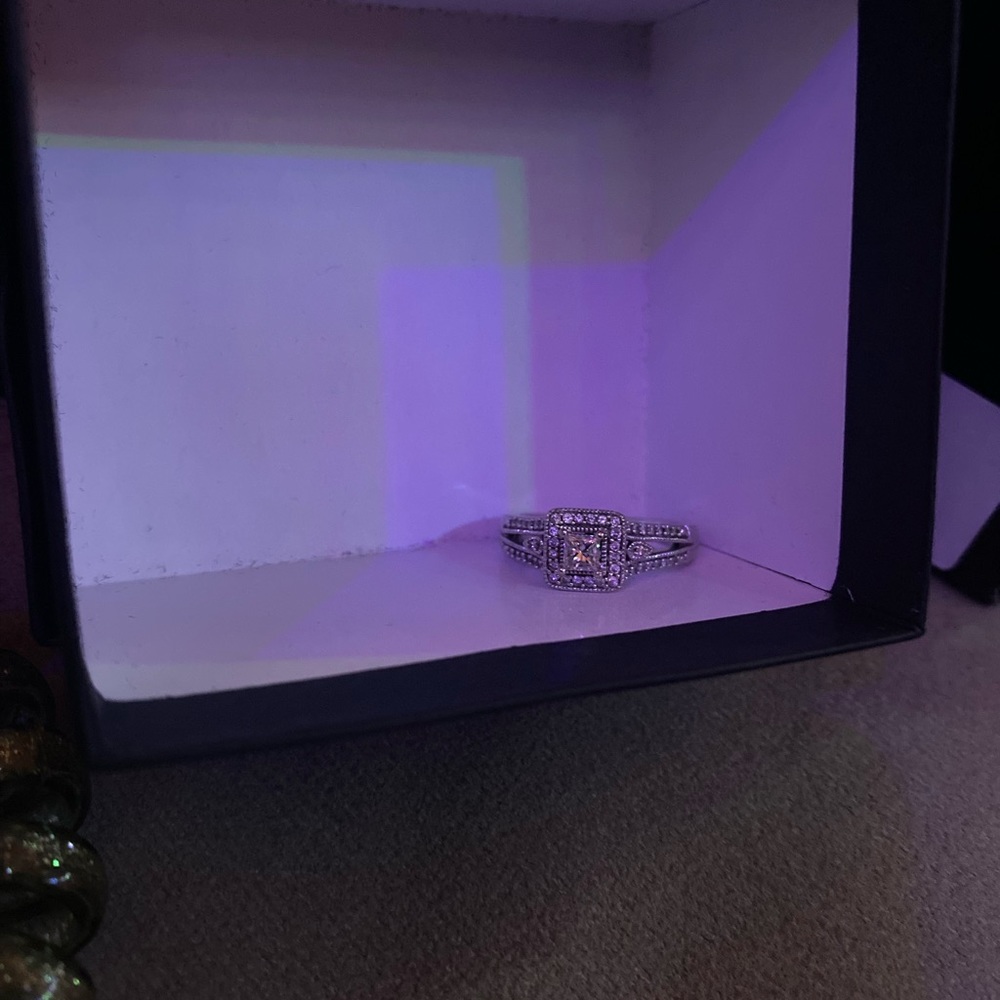 10k White Gold Diamond Engagement Ring - Picture 12 of 12